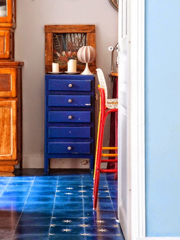Tông màu pastel là chủ đạo trong không gian với những điểm nhấn táo bạo của sàn và đồ nội thất bằng các gam màu mạnh.